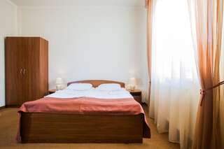 Отель Отель Унгварский Ужгород Стандартный двухместный номер с 1 кроватью или 2 отдельными кроватями-1