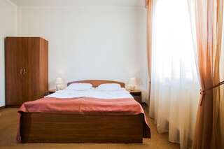 Отель Отель Унгварский Ужгород Стандартный двухместный номер с 1 кроватью или 2 отдельными кроватями-2